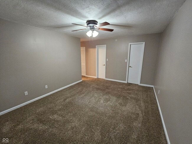 Building Photo - 945 Fox Hill Dr