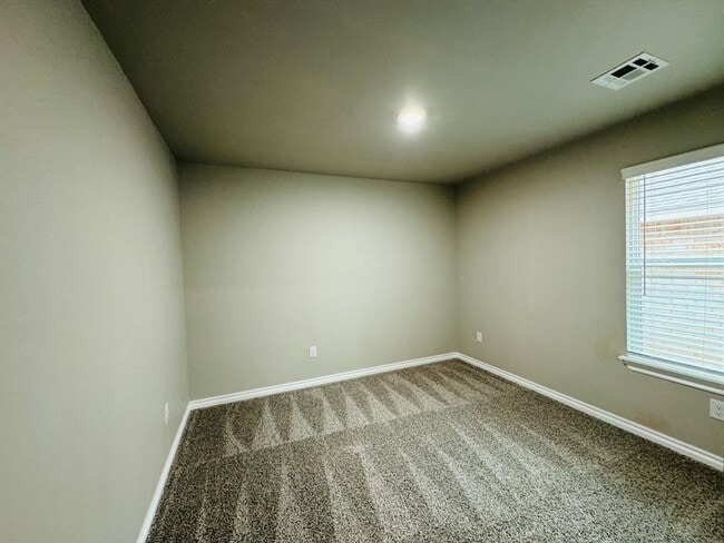 Building Photo - Deer Creek Schools + 4 Bedrooms + Newer Home in The Falling Springs Addition