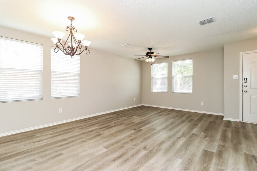 Building Photo - 631 Silvertop Rd