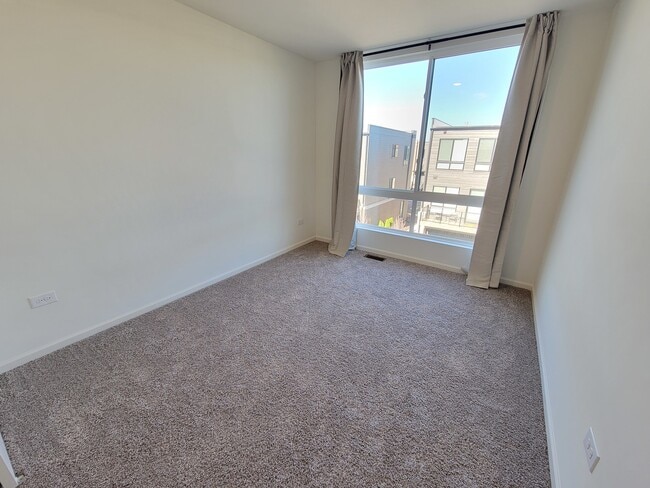 Building Photo - 1270 Lakepointe Dr