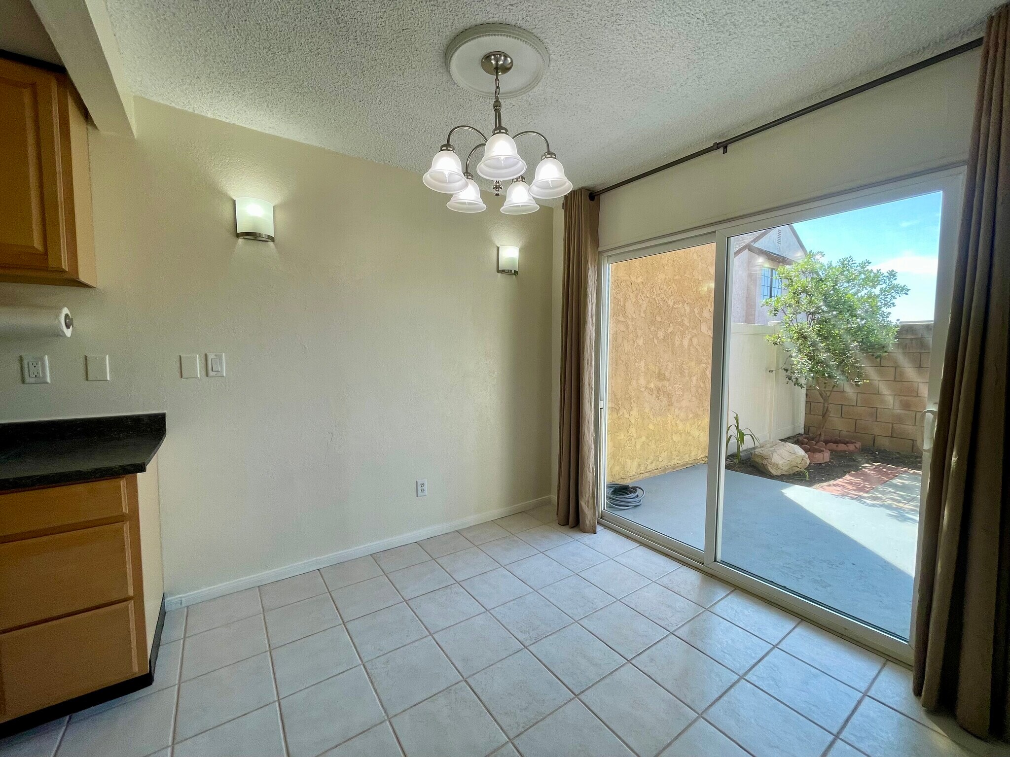 Diningroom with view of patio - 918 S Mountain Ave