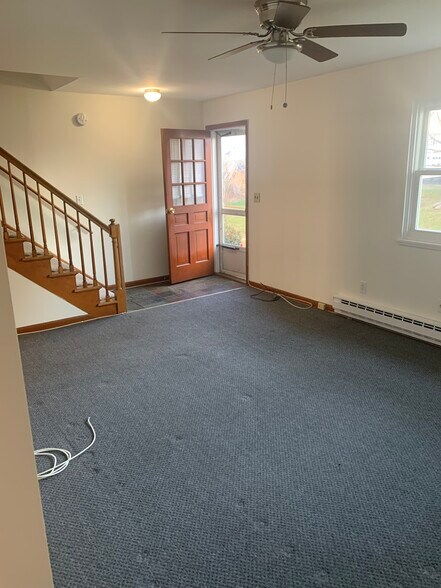 Large Family Room - 28 Horton St