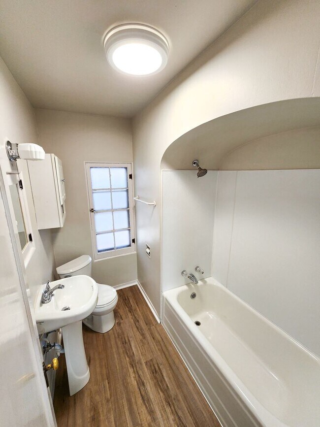 Building Photo - Charming Home with Large Backyard!