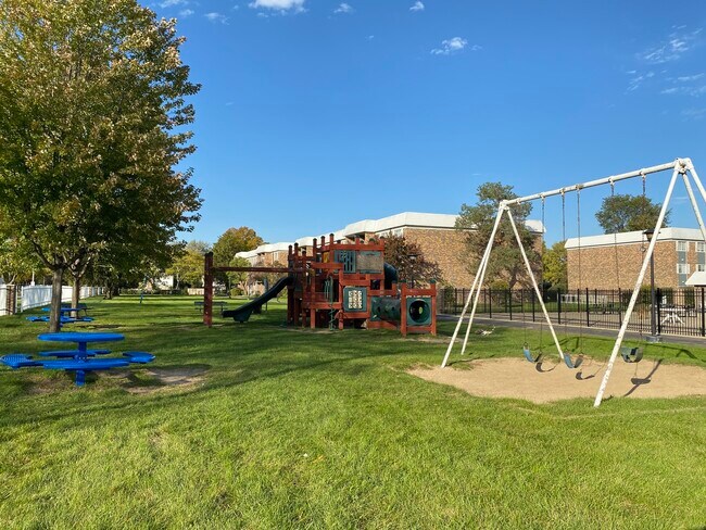 Building Photo - 1515 N Windsor Dr