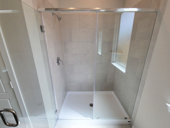 Building Photo - Single-story layout features a bright, open concept living area, dining space, and kitchen. Pebbl...