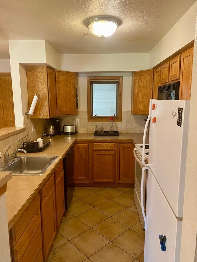 Building Photo - Furnished 2-Bedroom Condo with Great Amenities