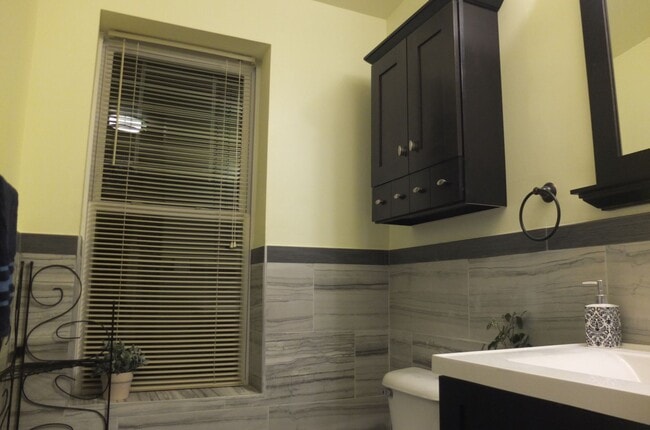 Building Photo - Beautiful Renovated Four bedroom Townhome