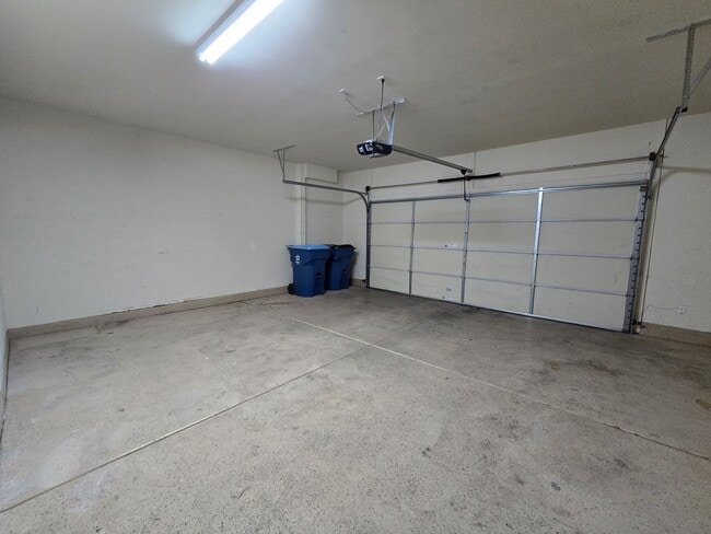 Building Photo - An Amazing 3 Bedroom, 2 Story Home in Silverstone Ranch.