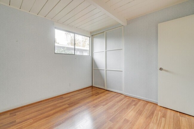 Building Photo - Updated 4 bed 2 bath Atrium Eichler in Pal...