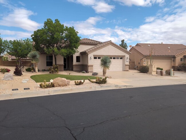 Building Photo - Pet Friendly 2 Bedroom Home in Desirable 5...