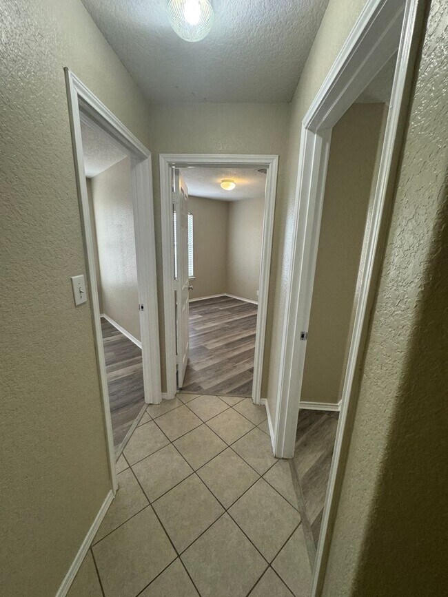 Building Photo - COMFORTABLE HOME | SINGLE STORY  |  CLOSE TO HWY 151 & 410 | SHOPPING & RESTAURANTS