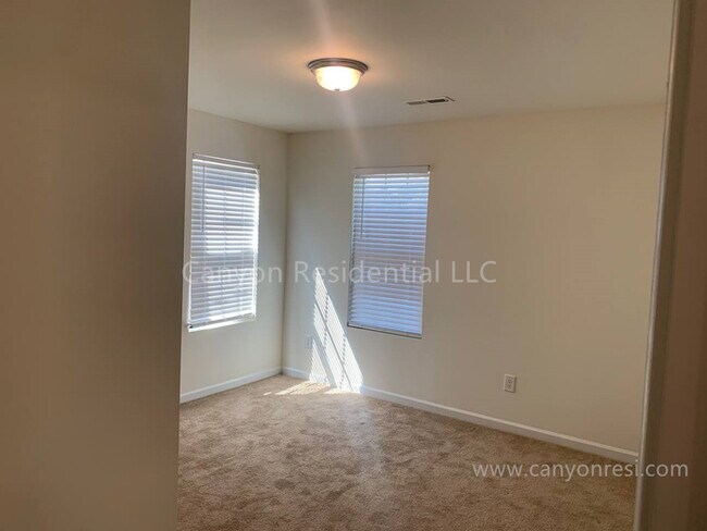 Building Photo - Recently Renovated!! Beautiful 4BR home.