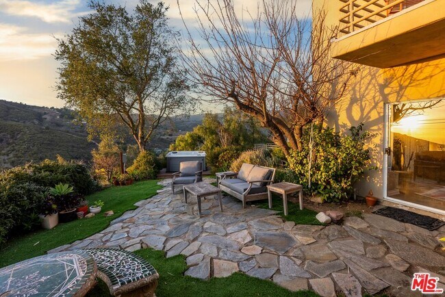 Building Photo - 4350 Hillview Dr