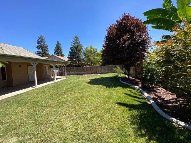Building Photo - 2643 W Oakridge Ave