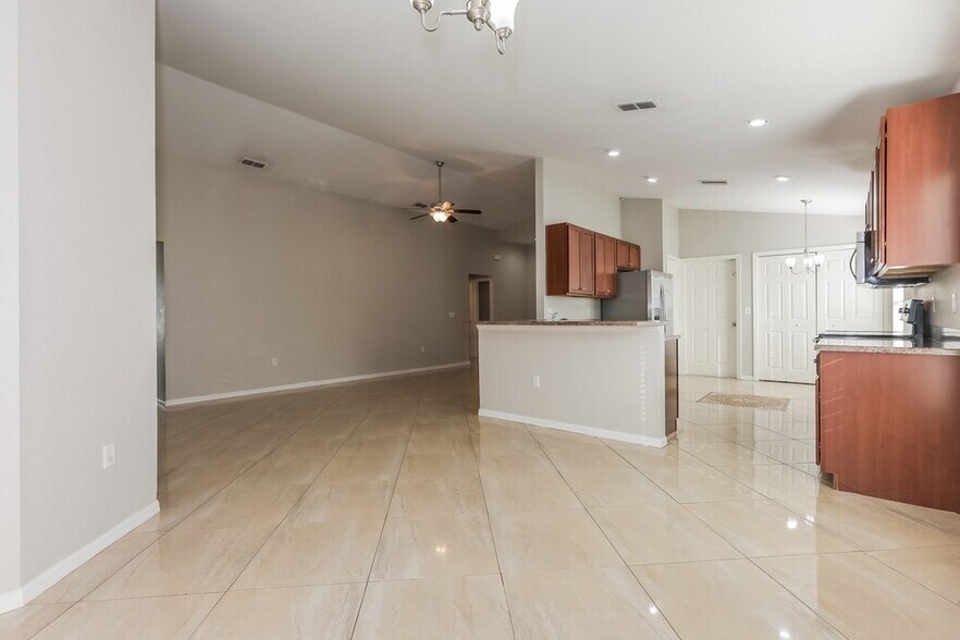 Building Photo - 6400 Twin Bridges Dr