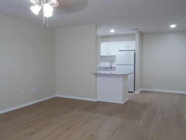 Building Photo - Solms 1 Bed | 1 Bath 670 Sq. Ft.