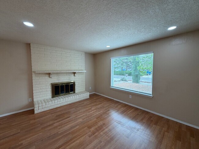 Building Photo - 3 Bedroom Updated Home Available Near Montano Rd NW & Unser Blvd NW!