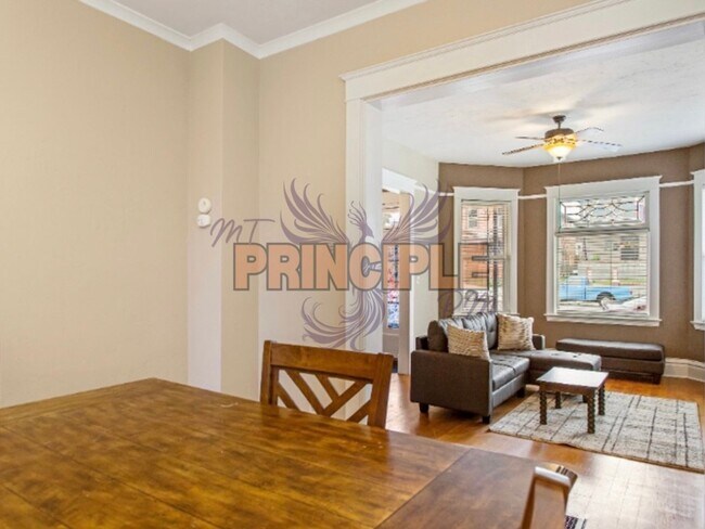 Building Photo - 820-822 W Silver