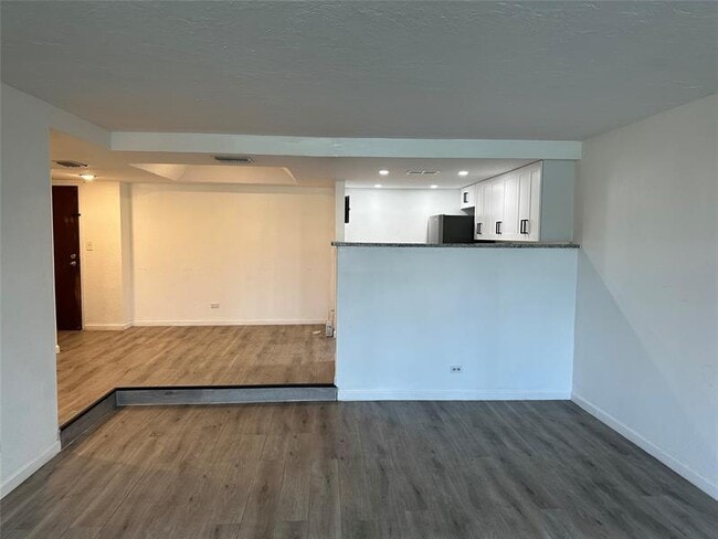 Building Photo - 3740 Inverrary Dr