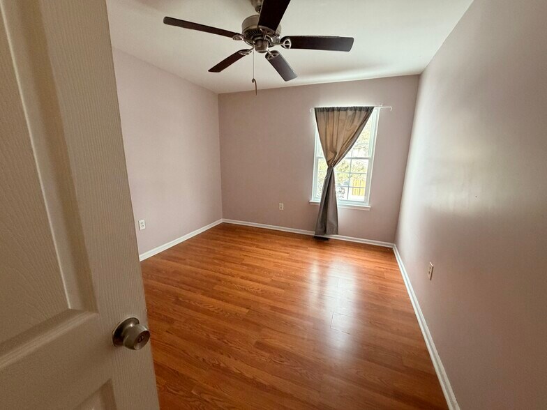 Building Photo - 11 Van Pelt Ct