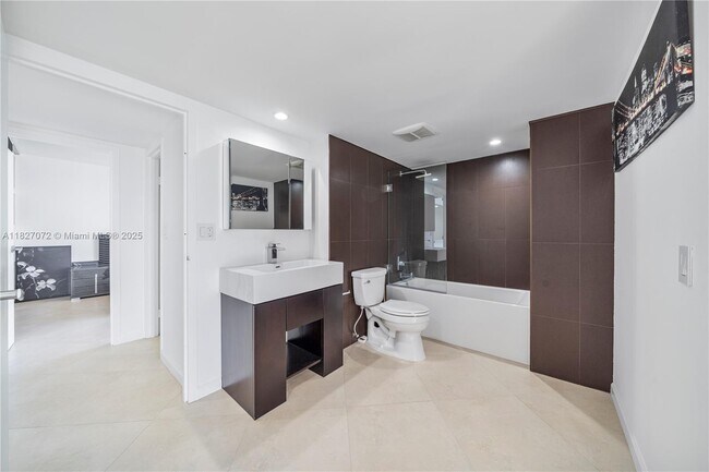 Building Photo - 3675 N Country Club Dr