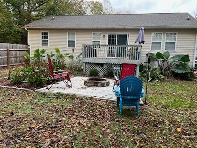 Building Photo - GREAT PRICE! Move-In Ready 3-Bedroom Home Near Camp Lejeune