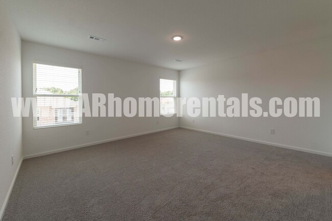 Building Photo - Large 4 Bedroom Home!