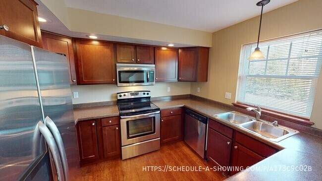 Building Photo - 1806 N Creek Cir