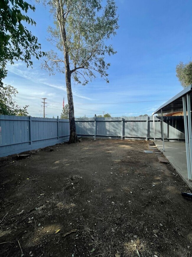 Building Photo - Spacious Duplex w/ New Upgrades!!