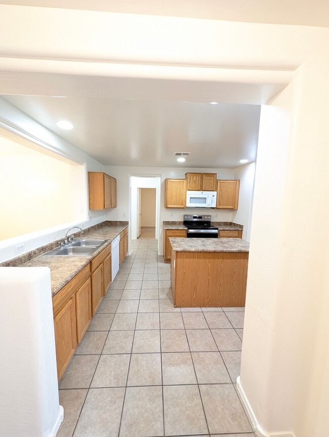 Building Photo - AVAILABLE NOW!!! - Roomy single story 4 bedroom home for rent in Pecan Creek!