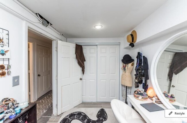 Building Photo - 2 bedroom in West Town IL 60612