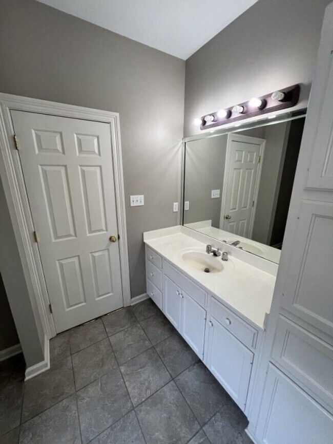 Building Photo - Location!  Location!  3 bedroom, 2 bath house in Beau Pre near LSU