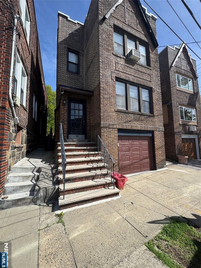 Building Photo - 168 Cedar St