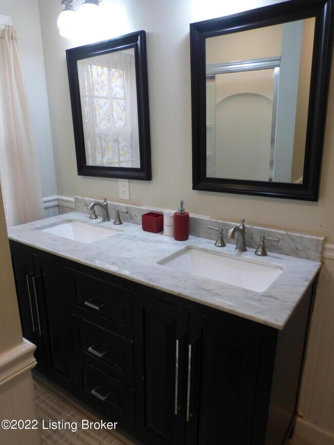 Building Photo - 701 Rudy Ln