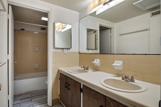 Building Photo - 3 bed/2 bath. Close to Campus. Pet Friendly.