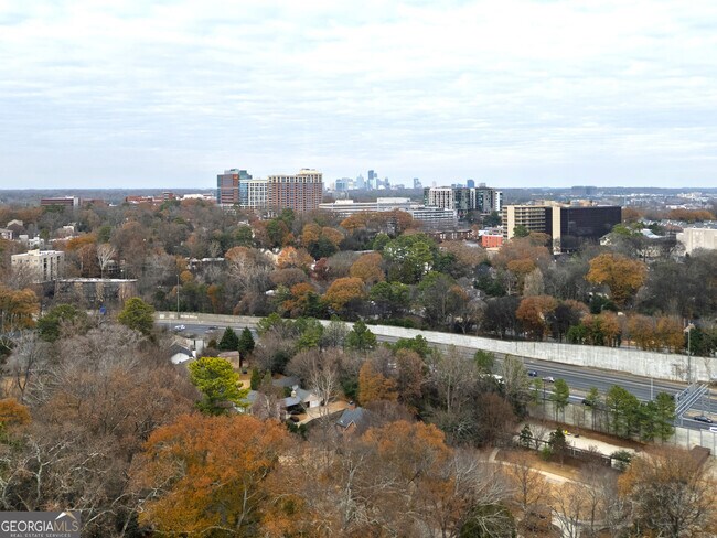 Building Photo - 302 Hascall Rd NW