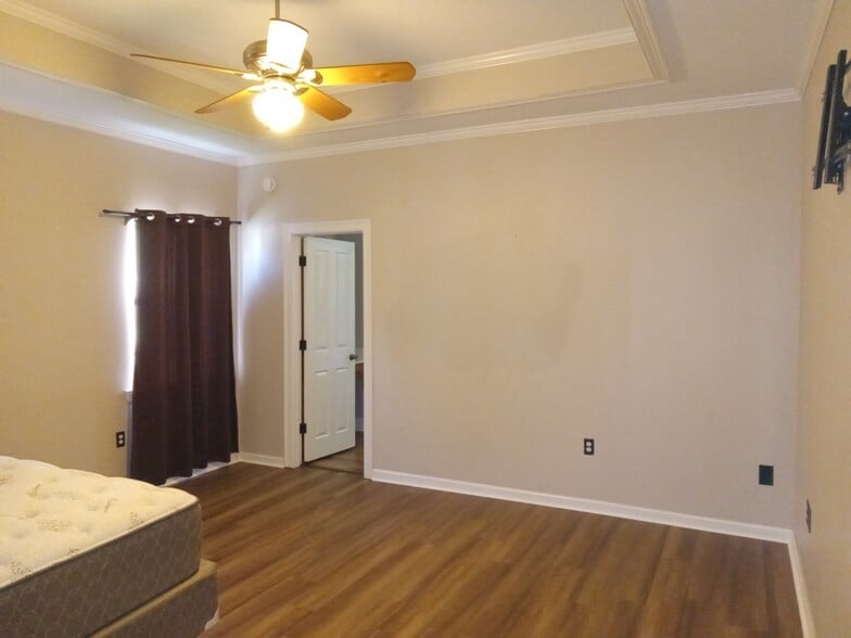 Master bedroom - 18404 White Oak Dr