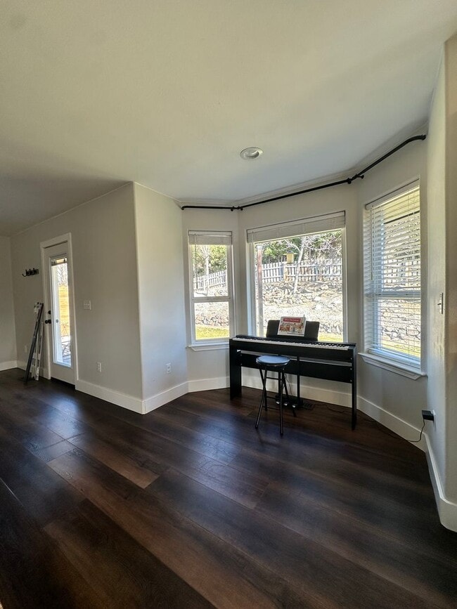 Building Photo - Spacious Multi-Generational Home with Stunning Views – 5 Bed, 3 Bath