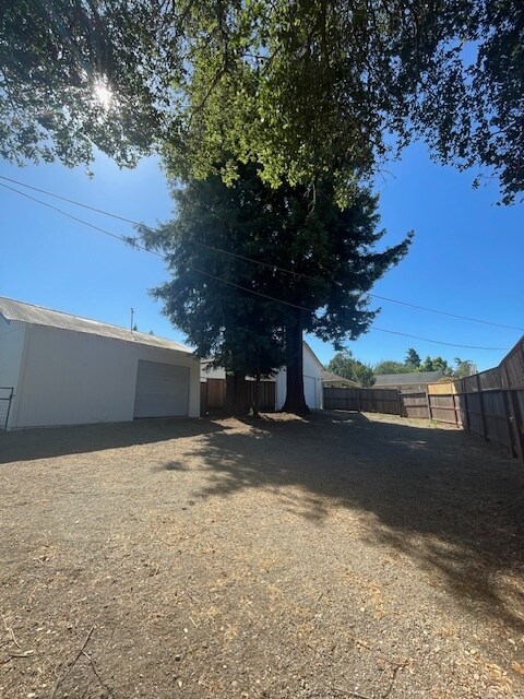 Building Photo - 1020 Stony Glen Ln