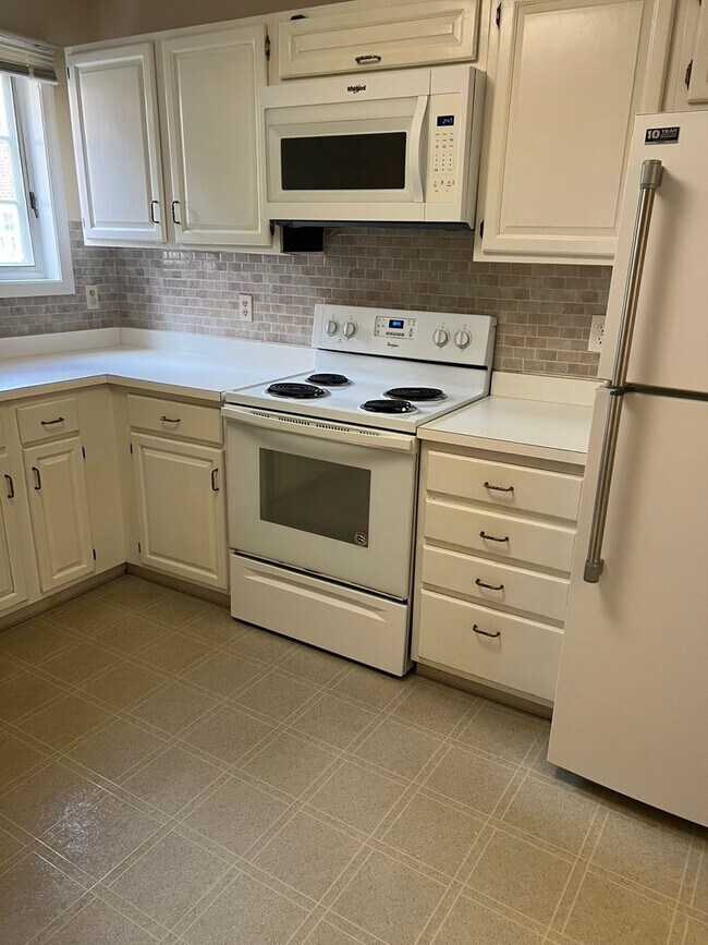 Building Photo - Wonderful end unit in Downtown Bethesda, 1...