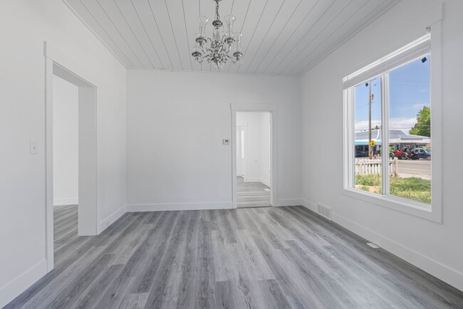 Building Photo - 5 Bed 2 Bath MODERN HERITAGE HOME