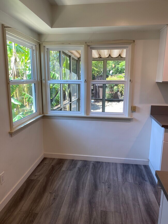 Building Photo - 1523 N Grand Oaks Ave