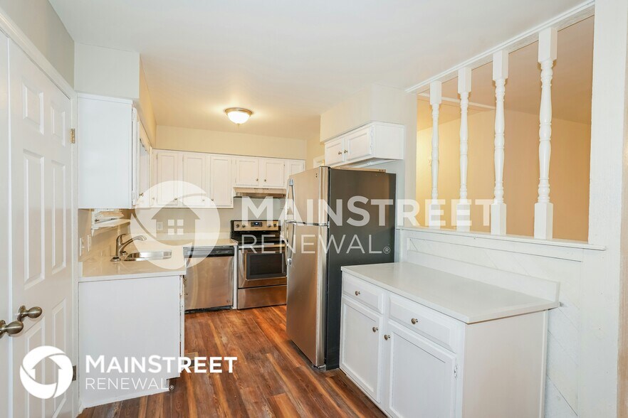 Building Photo - 242 Iris Dr