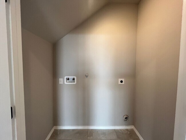 Building Photo - 8615 Valentina Wy