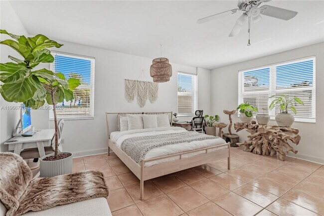 Building Photo - 5001 Collins Ave