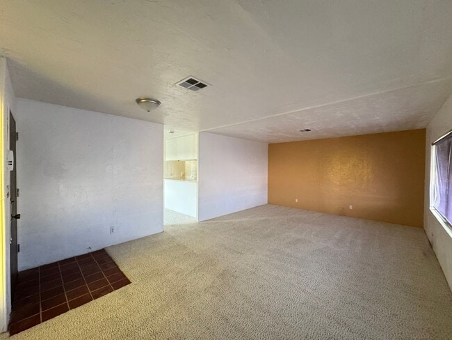 Building Photo - Spacious Rental in Bullhead City