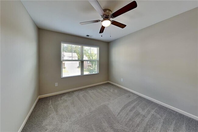 Building Photo - 354 Hawthorn Dr