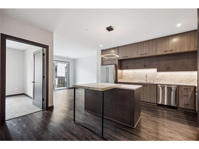 Building Photo - 253 Lake St E