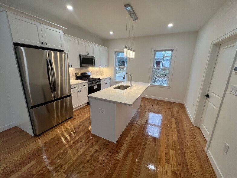 Building Photo - 82 Albertina St