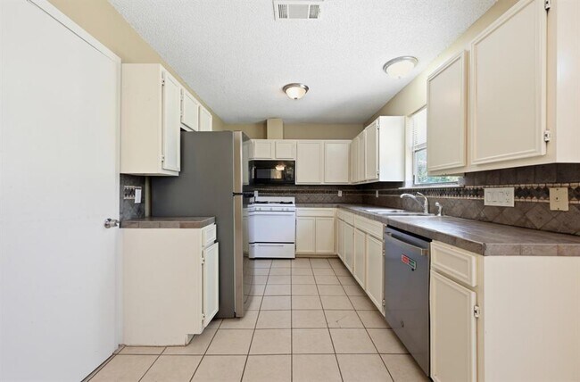 Building Photo - 8011 Lazy Ln